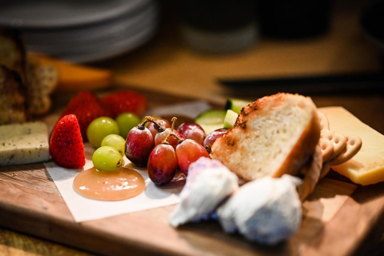 The Lakehouse Inn Geneva Екстериор снимка